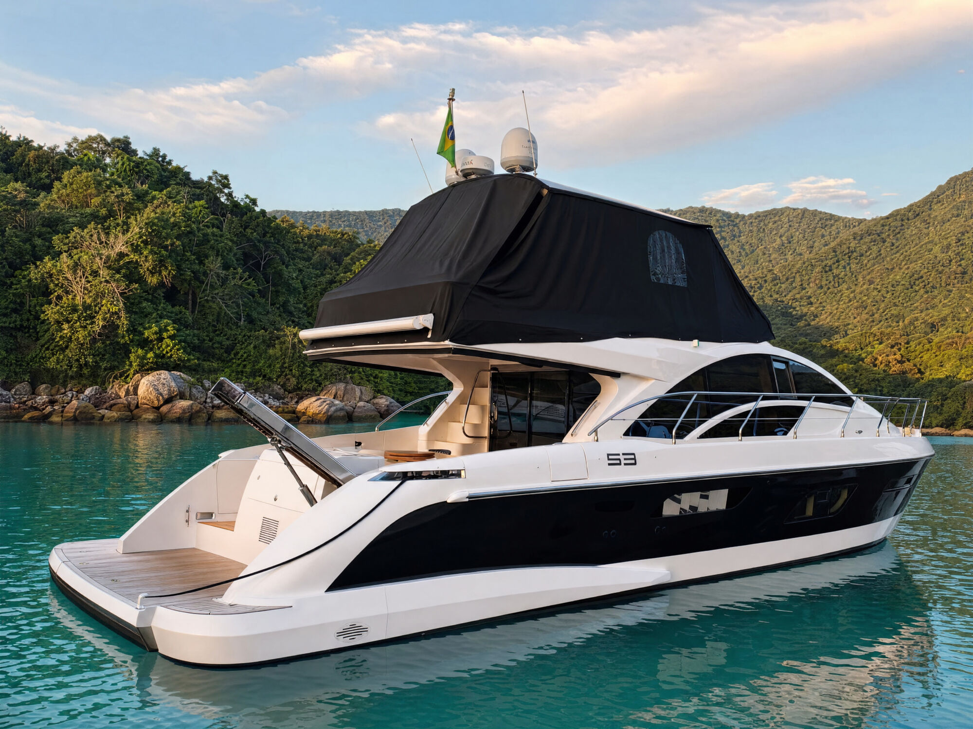 A Intermarine 53 fundeada numa enseada, em preto e branco
